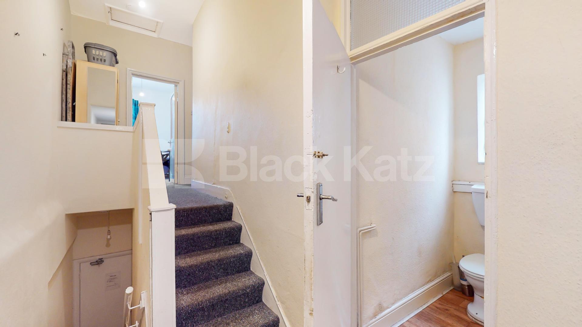 High ceilings, good storage space, modern kitchen & mins from tube Willoughby Road, Turnpike Lane